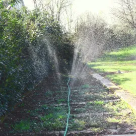 GRÜNTEK Schlauch-Regner, Sprühschlauch, Rasensprenger Gartenschlauch 15 m, Beregnungsfläche 4-5 m², Länge flexibel erweiterbar, Bewässerungsschlauch/Sprühregner mit Verbindungsstück aus Messing